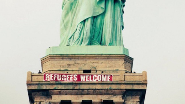Colgaron un cartel en la Estatua de la Libertad a favor de los refugiados | Información General