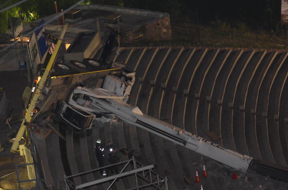 Impactante accidente en los ensayos de la Fiesta de la Vendimia: se desplomó una parrilla de luces y cayó una grúa | Información General