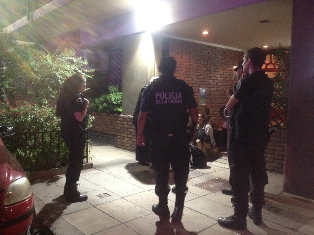 #NiUnaMenos: detuvieron a un grupo de chicas que realizaban un graffiti por el paro de mujeres | Información General