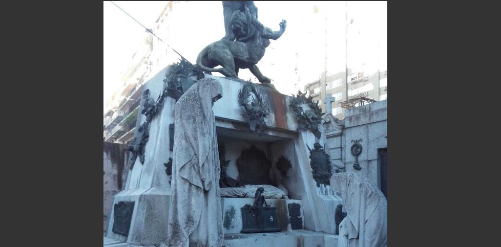 Una mujer herida de gravedad por la explosión de una bomba en el Cementerio de la Recoleta | Información General