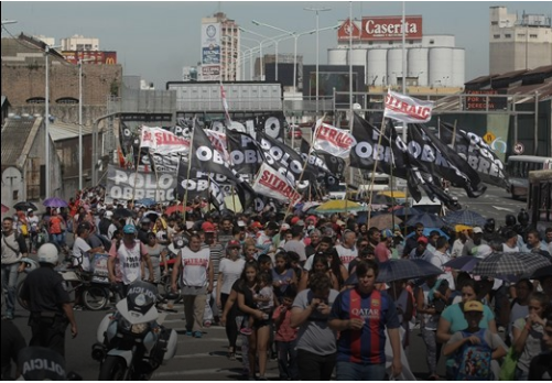 Acampan en la avenida 9 de Julio para reclamar "trabajo y salario digno" | Información General