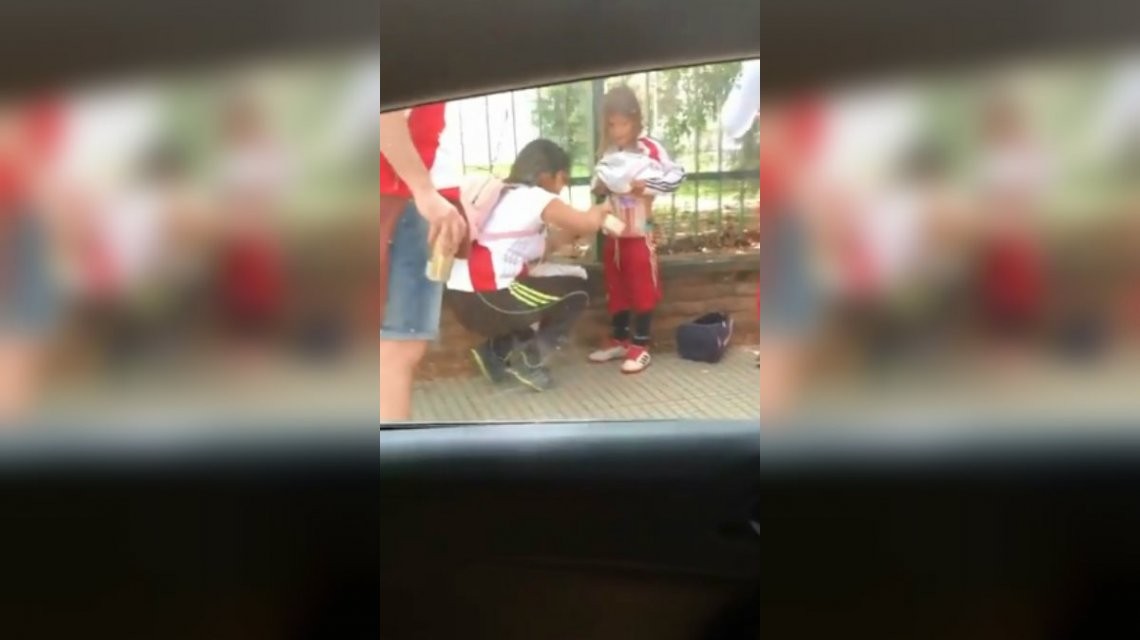 Le pegan bengalas en el cuerpo a una nena para entrar al Monumental | Deportes