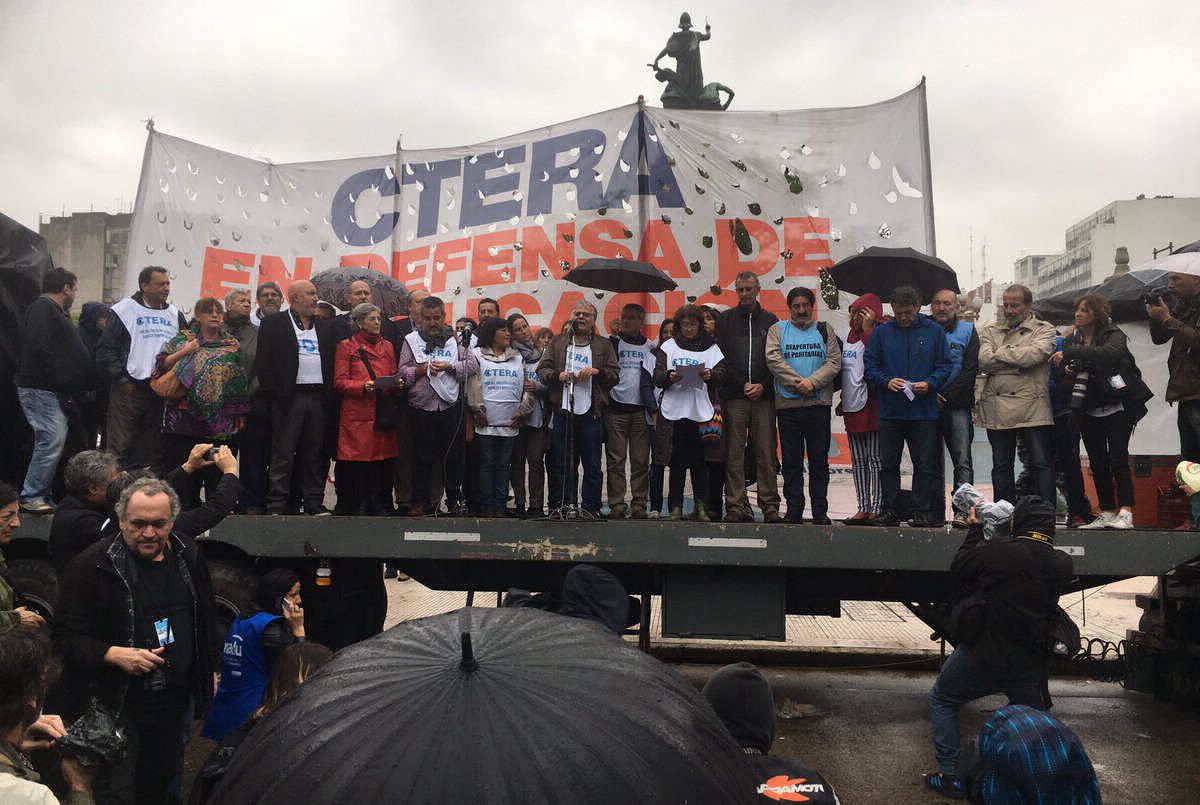 Docentes realizaron un "abrazo simbólico" frente al Congreso | Información General