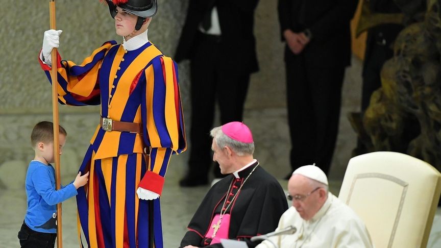 Un nene argentino con autismo se coló en la audiencia del Papa Francisco y lo saludó | Internacionales