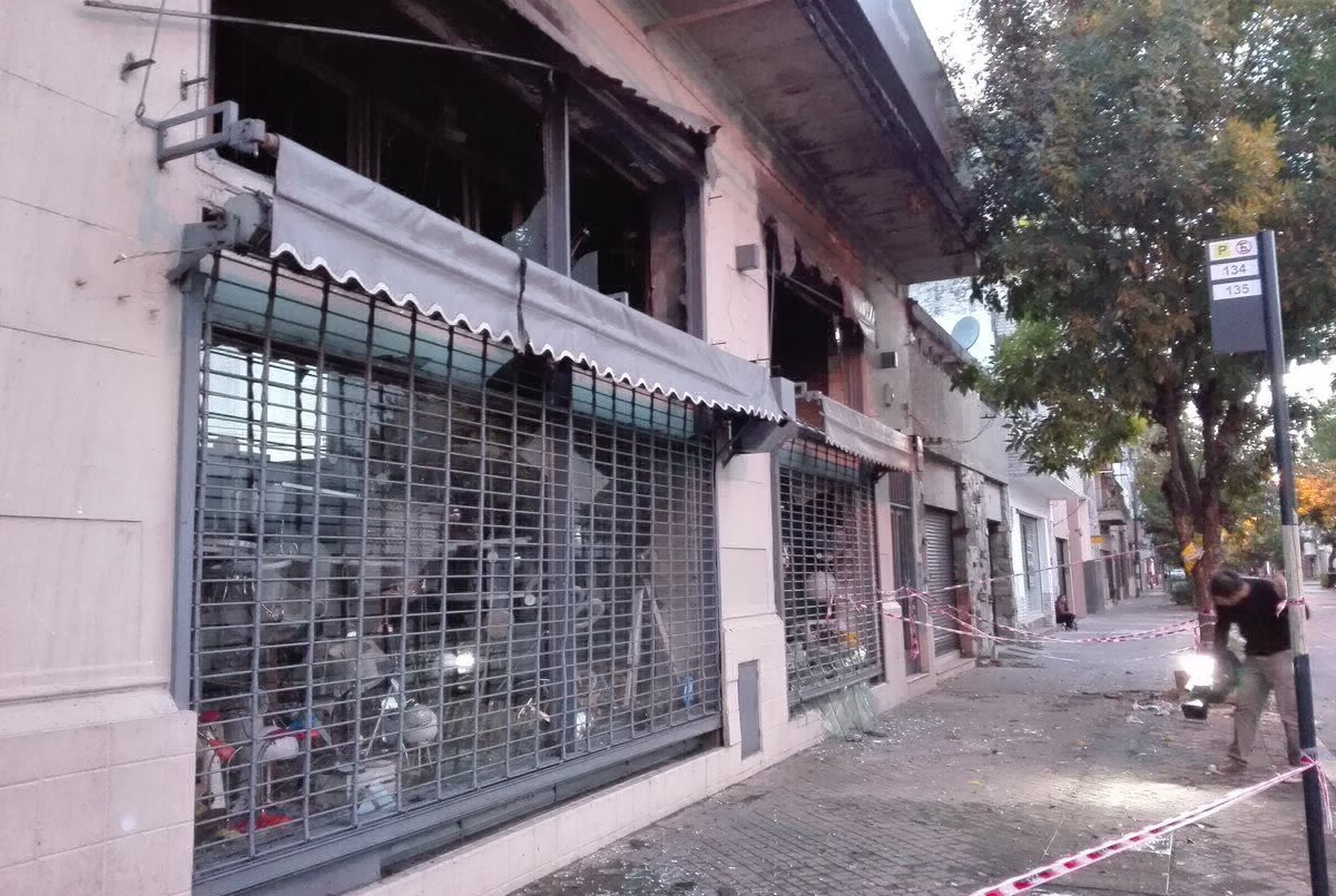 Un incendio causó importantes daños materiales en un local de artículos de iluminación y electricidad en Pichincha | Información General