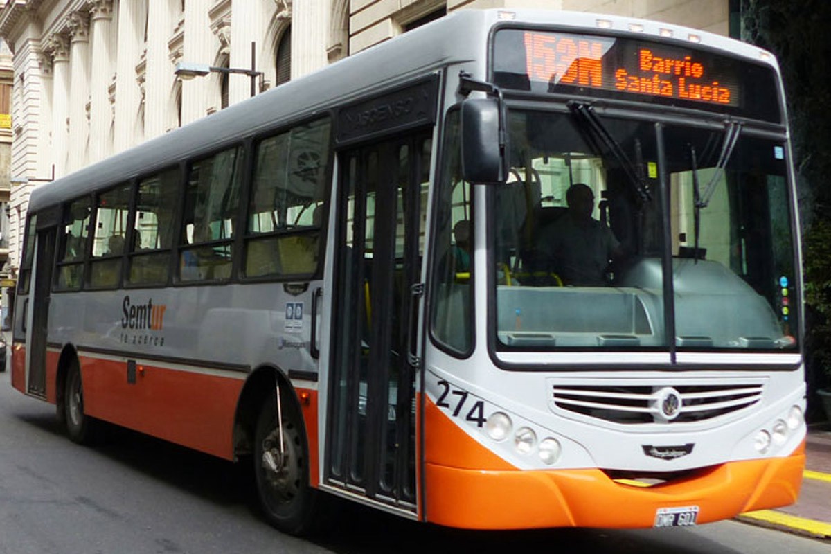 Tras el banderazo leproso, apedrearon a un interno de la línea 153 cerca del Gigante | Información General