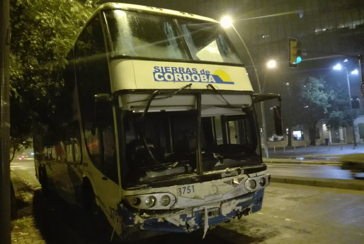 Dos policías resultaron heridos en el choque entre un patrullero y un colectivo | Información General