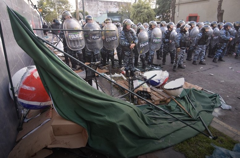 Violento desalojo en una planta de PepsiCo: trabajadores y policías heridos y siete detenidos | Información General