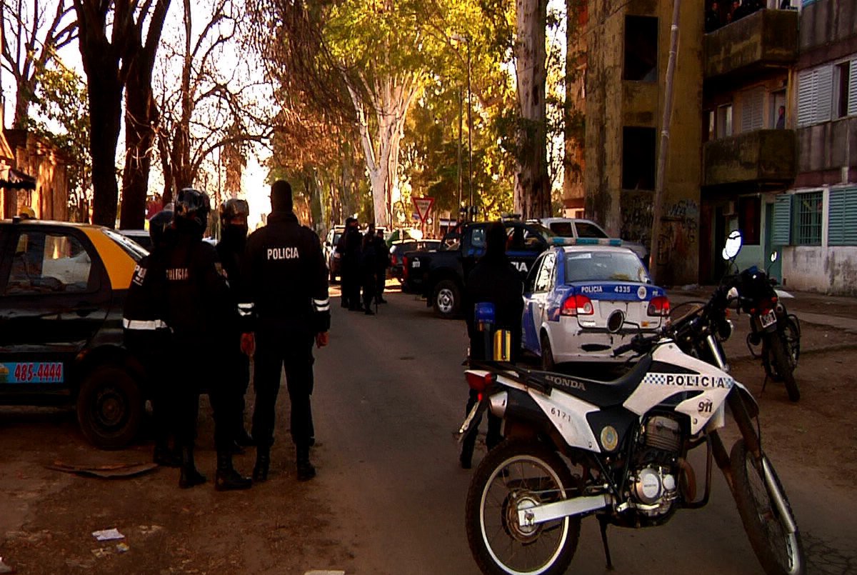 Feroz enfrentamiento a balazos en Parque Oeste: cinco personas fueron detenidas | Información General