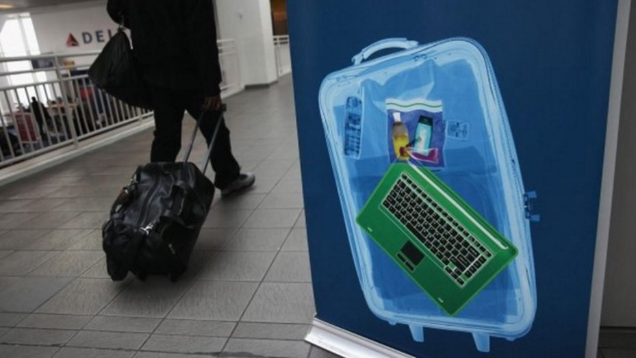 Comenzó el control de pasajeros que viajan a Estados Unidos con tablets y computadoras | Información General