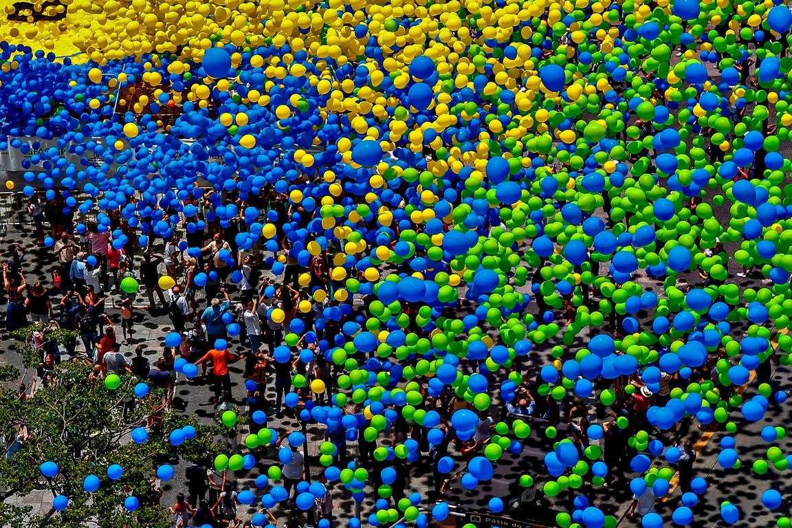 Brasil despidió el año con una espectacular suelta de globos biodegradables | Internacionales