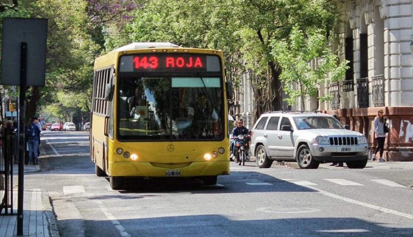 Un chofer de la línea 143 murió de un infarto mientras conducía por la zona sur | Información General