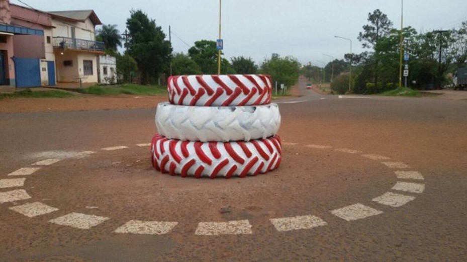 Insólito: un intendente correntino improvisó una rotonda con tres gomas pintadas y la inauguró | Información General