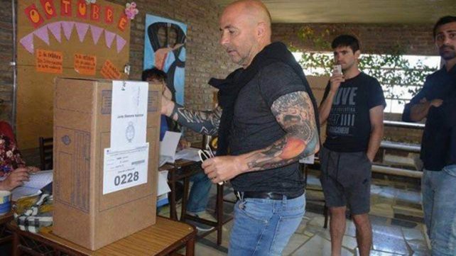 Jorge Sampaoli, el DT de la Selección Argentina, emitió su voto en Casilda | Información General