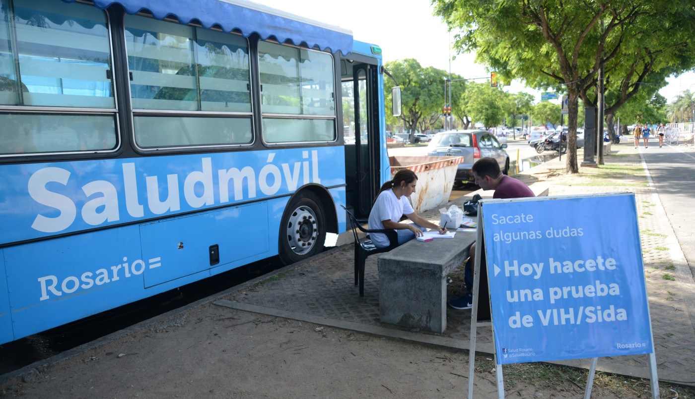 Jornada de testeos, donación de sangre y vacunación en la Rambla Catalunya | Información General