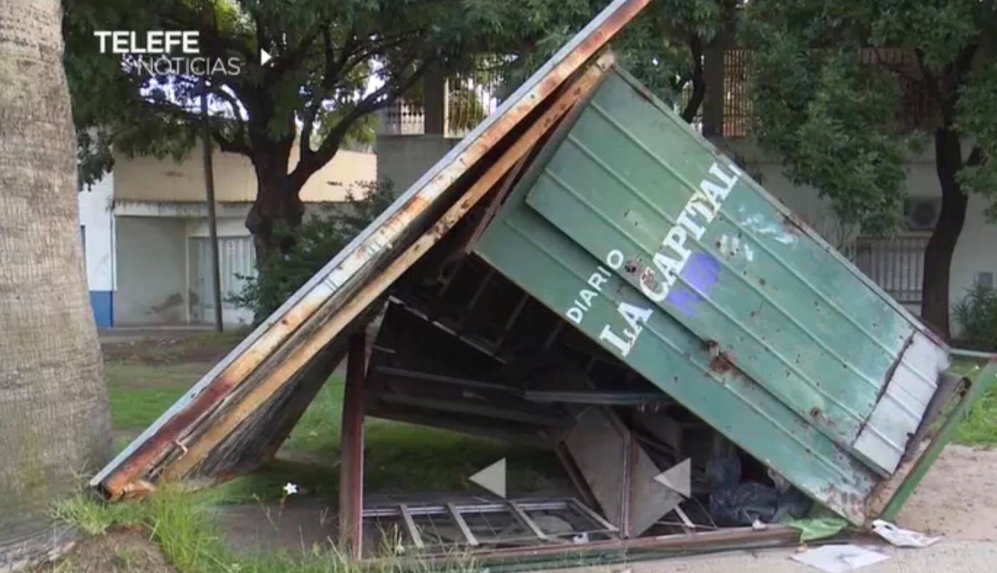 Accidente en Travesía y Juan José Paso: un puesto de diarios resultó destrozado | Información General