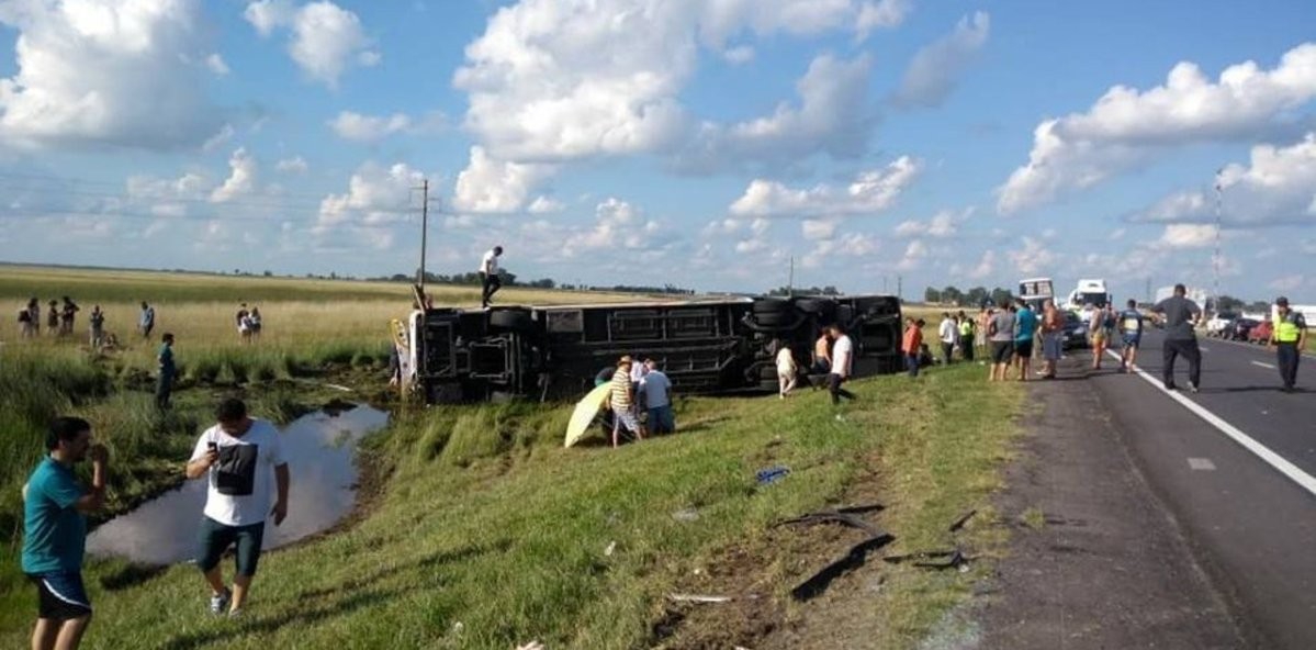 Tragedia en la ruta 3: cinco muertos y al menos 29 heridos por el vuelco de un micro | Información General