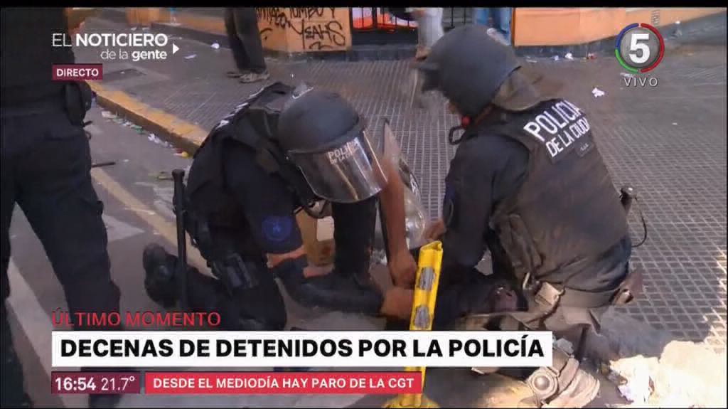 Tensión en los alrededores del Congreso: gran enfrentamiento entre manifestantes y la policía | Información General