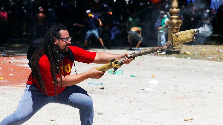 Rechazan eximir de prisión al militante que lanzó un "mortero" frente al Congreso | Información General