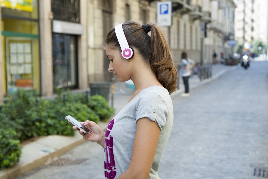 La OMS advierte sobre la pérdida de audición por el uso de auriculares | Información General