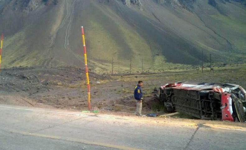 Mendoza: murieron 3 menores tras desbarrancar un micro con deportistas chilenos | Información General