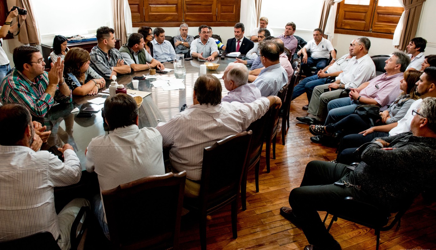 Municipales rechazaron la oferta salarial del 16,5 por ciento y van al paro por 48 horas | Información General