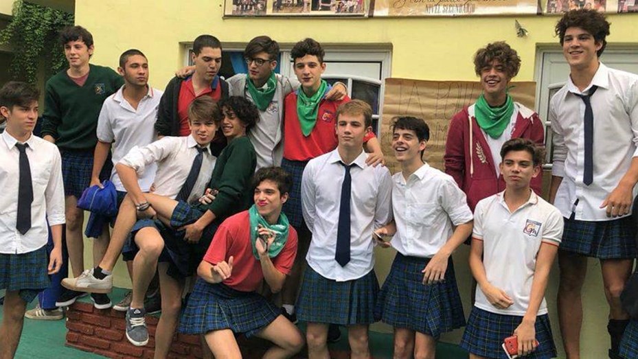 Alumnos fueron en pollera al colegio para dar una lección contra el sexismo | Información General
