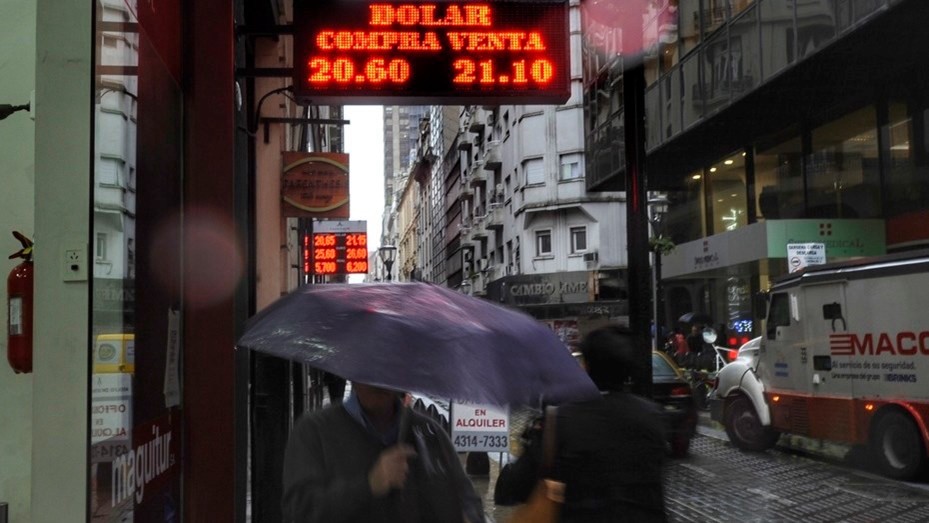 El dólar superó hoy la barrera de los 21 pesos | Información General