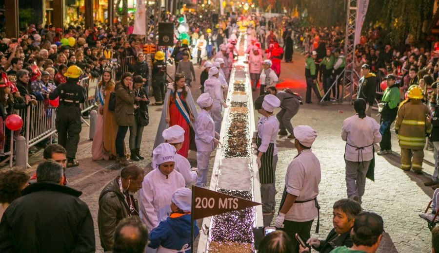 En Bariloche están preparando la barra de chocolate más grande del mundo | Información General