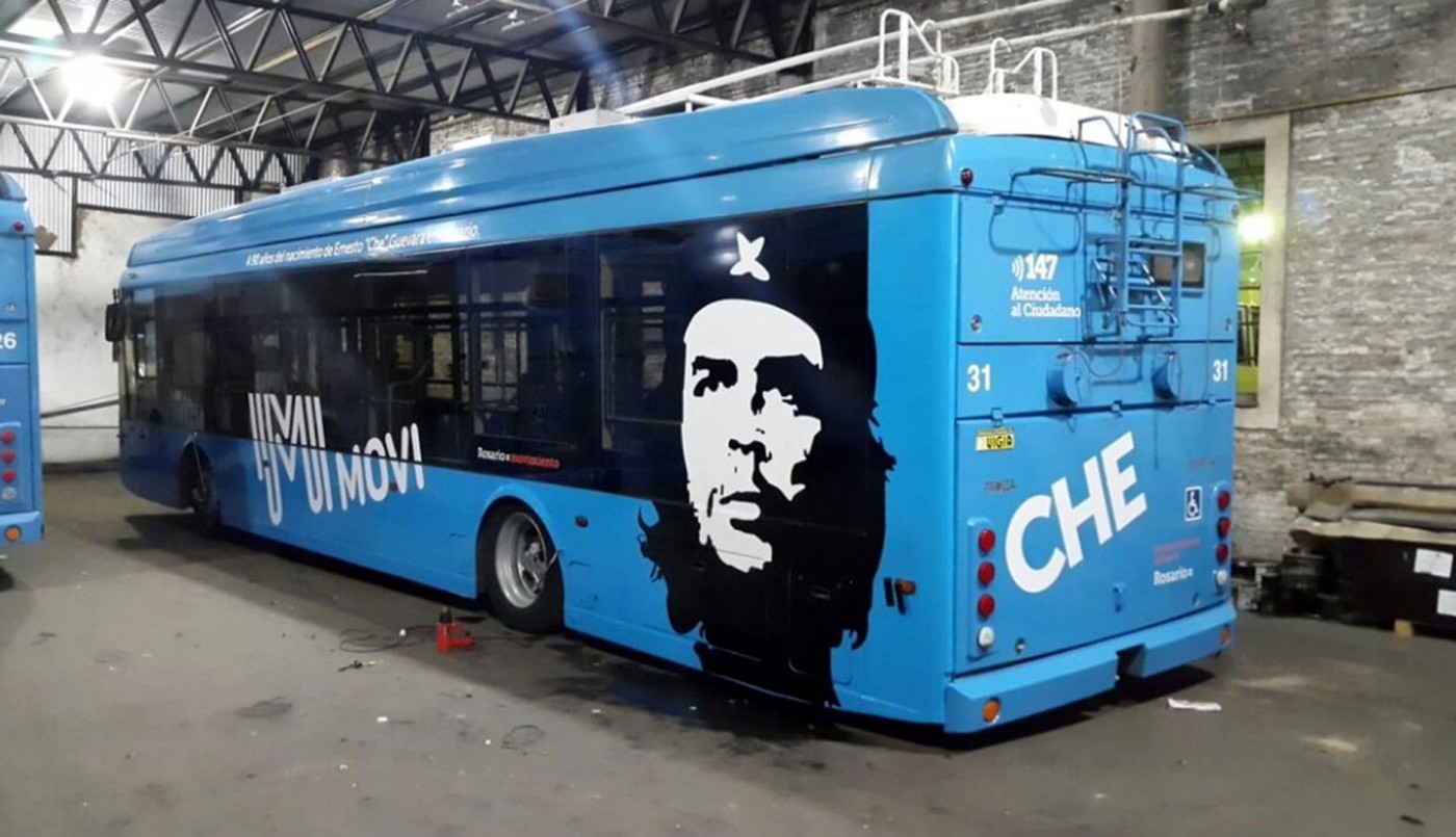 La Municipalidad homenajeó al Che en una unidad de transporte y Cambiemos salió al cruce | Información General