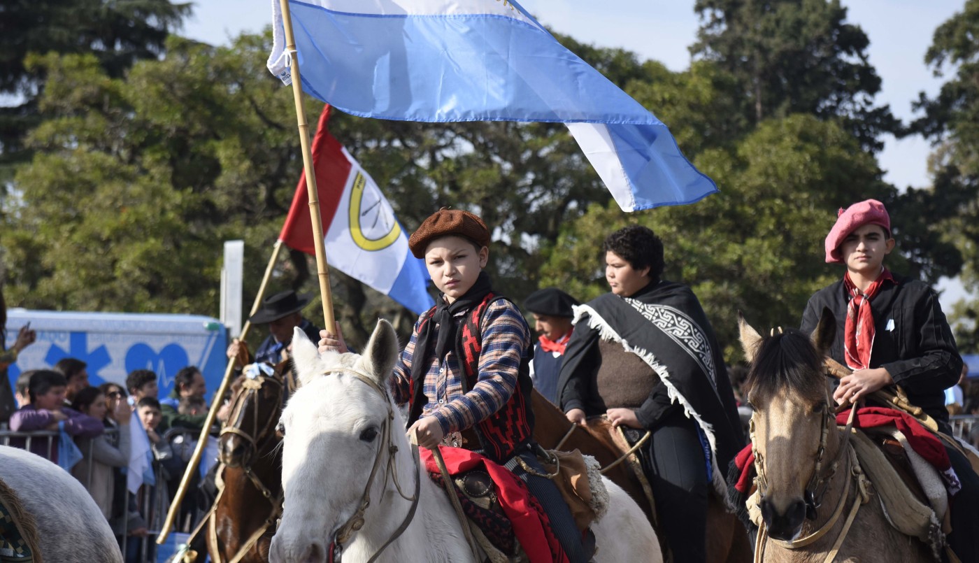 Un multitudinario desfile cívico fue el centro de los festejos por el Día de la Bandera | Información General