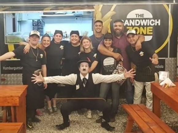 La queja de una mujer al ser atendida por un empleado con síndrome de Down: "Le sacó el puesto a una persona normal" | Información General