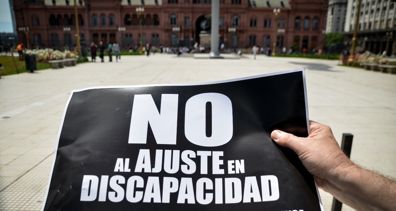 Personas con discapacidad se movilizan a la Quinta de Olivos contra el ajuste | Información General