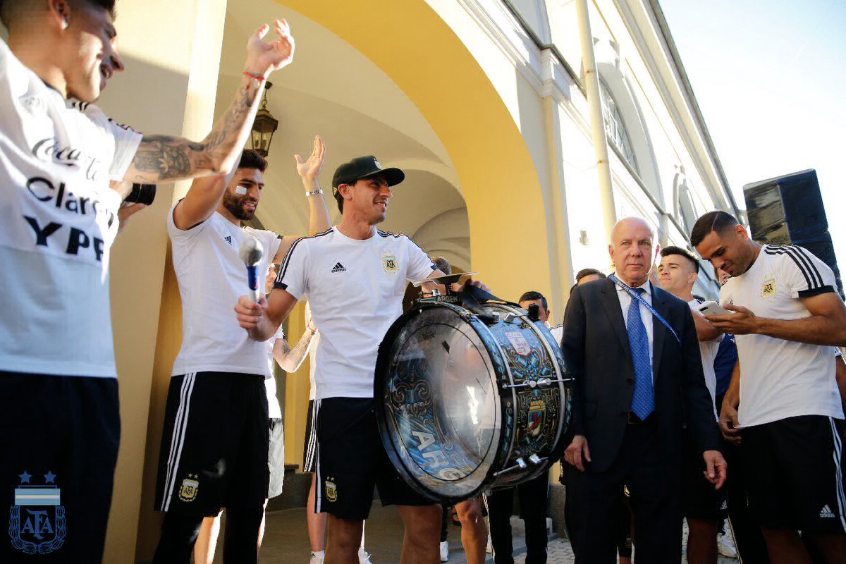 Banderazo y emoción: así alentaron los hinchas argentinos a la selección en San Petersburgo | Deportes