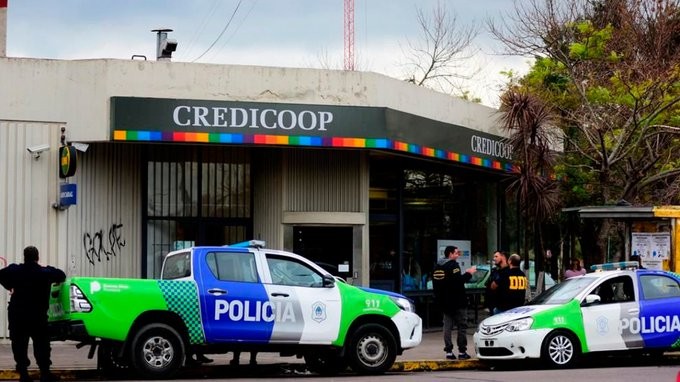 Robaron un banco disfrazados de empleados de seguridad y se llevaron una suma millonaria | Información General