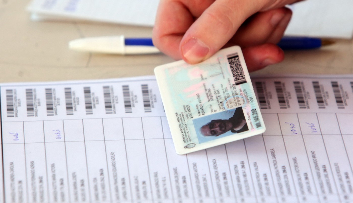Convocan a retirar el DNI a unos cinco mil titulares para votar el domingo | Información General