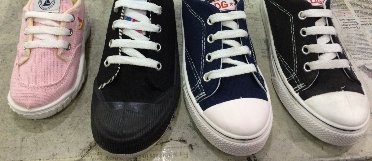 Zapatillas y medias contra el frío y la desigualdad | Información General