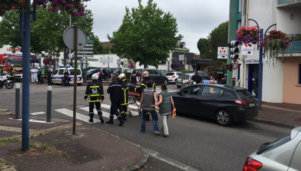 Francia: tomaron rehenes en una iglesia de Normandía y mataron al sacerdote | Internacionales