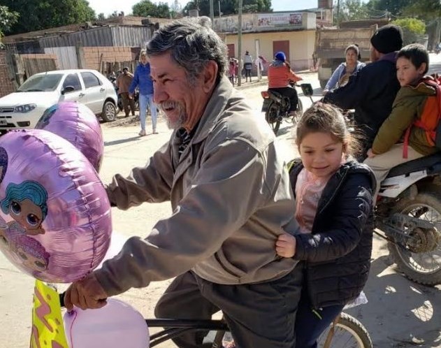 El abuelo que decoró su bicicleta para ir a buscar a su nieta al colegio el día de su cumpleaños | Tecnología