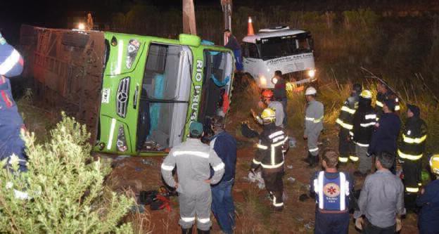 Tragedia en Brasil: volcó un micro con estudiantes argentinos y hay al menos tres personas muertas | Internacionales
