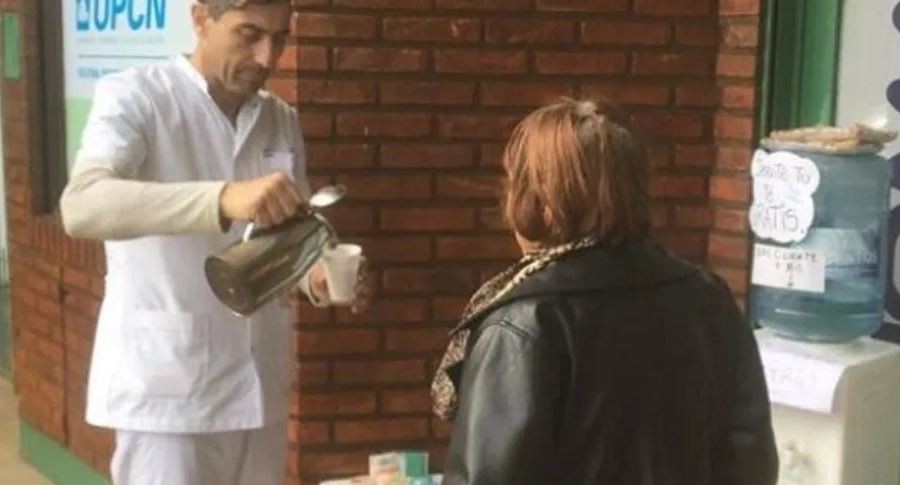 Una farmacia ofrece té y café caliente para personas que lo necesiten | Información General