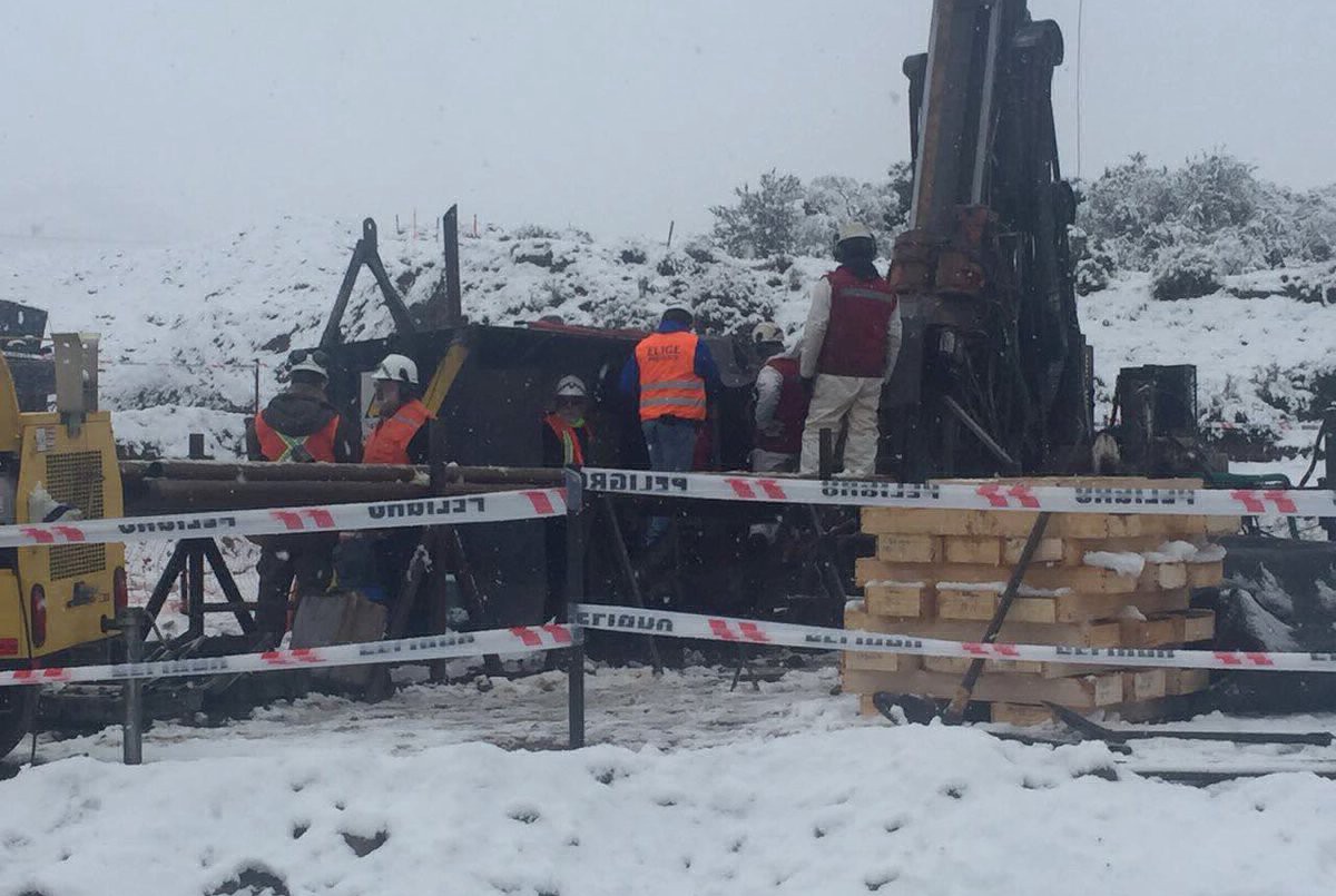 Chile declara el estado de emergencia para rescatar a dos mineros atrapados en un yacimiento inundado | Internacionales
