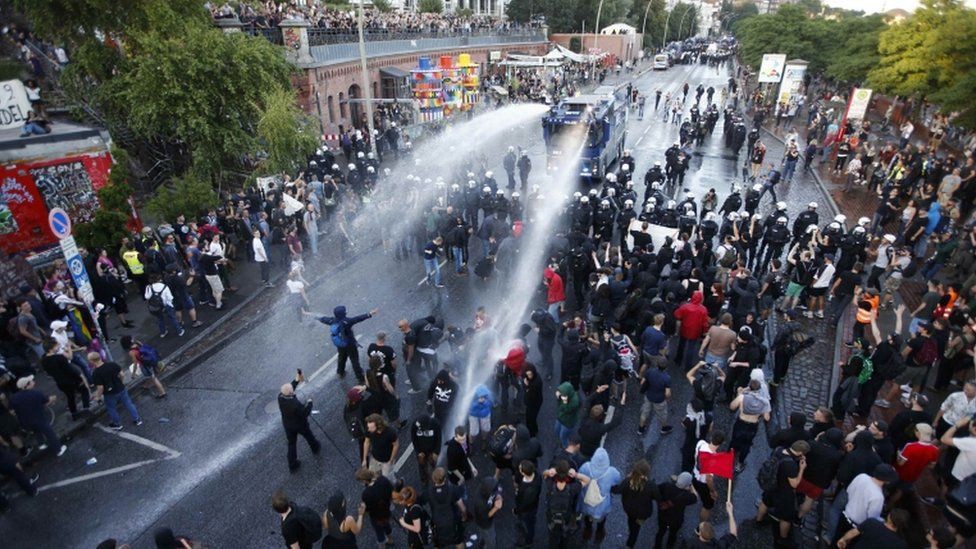 Alemania: fuertes enfrentamientos entre la policía y manifestantes en vísperas del G20 | Internacionales