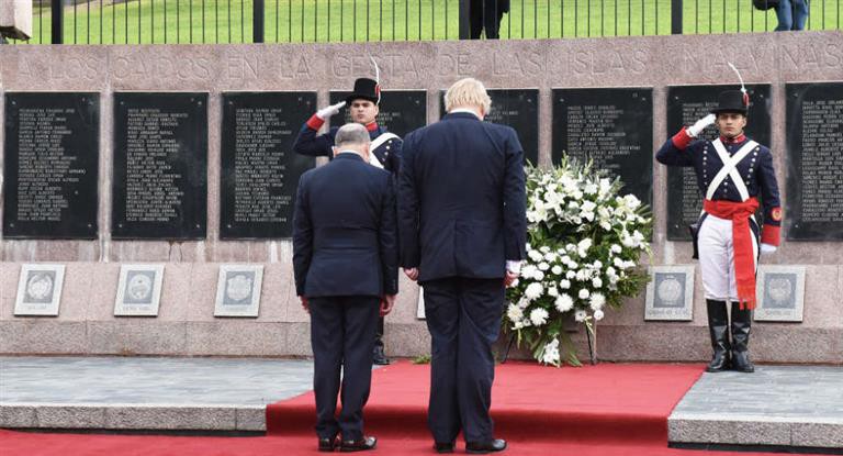 Por primera vez, un canciller británico homenajeó en la Argentina a los caídos en Malvinas | Internacionales
