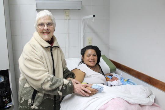 Tati, la abuela que teje para la maternidad del Roque Sáenz Peña | Información General