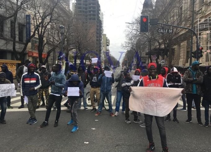 Senegaleses protestan en la calle al grito de "Perón, Peron que grande sos" | Tecnología