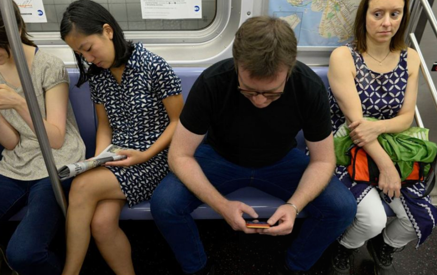 Crearon una "silla feminista" que enseña a los hombres a sentarse en el colectivo | Tecnología