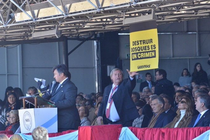 En una sorpresiva intervención, Greenpeace desplegó carteles en la inauguración de La Rural | Información General