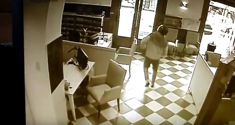 Ladrón solitario asaltó a mano armada una oficina del diario La Capital | Información General