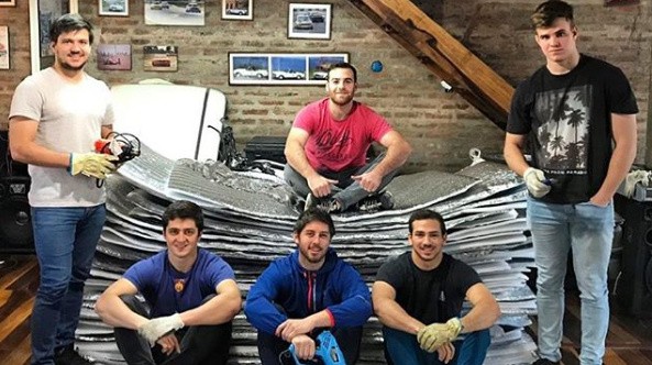 Un grupo de amigos fabrica bolsas de dormir para personas en situación de calle | Información General